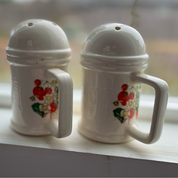 Vintage 80's Strawberries Salt and Pepper Shakers Cottagecore Ceramic Handmade - Picture 3 of 9